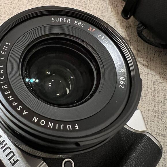 Fujifilm X-T4 26.1 MP Mirrorless Camera Silver Bundle With 2 Lens And Camera Bag - Picture 13 of 15